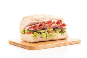 panino sottomarino prosciutto e insalata foto