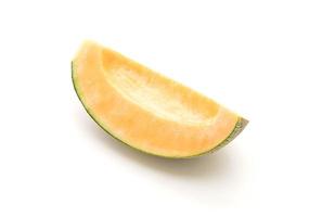 melone cantalupo su sfondo bianco