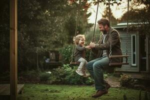 un' papà spingendo il suo bambino su un' swing nel il Giardino dietro la casa foto
