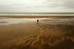 un' solitario camminare su un' abbandonato spiaggia foto