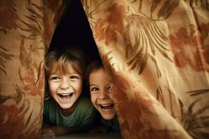 bambini ridendo mentre giocando nascondere e cercare foto
