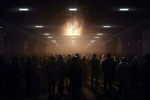 un' folla di persone In piedi nel un' buio camera con luci foto