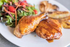 bistecca di pollo alla griglia con salsa teriyaki sul tavolo da pranzo foto