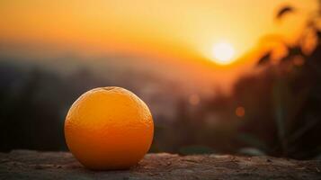 un' singolo arancia frutta bagnata nel il caldo tonalità di un' tramonto, sottolineando suo splendore e naturale bellezza. tramonto, agrume incandescenza, caldo sfumature, naturale bellezza, ai generato. foto