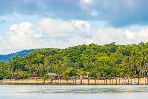 panorama della spiaggia di bophut con barche su koh samui thailandia.