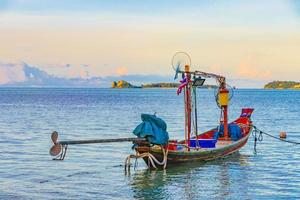 barche longtail da pescatori sulla spiaggia koh samui thailandia. foto