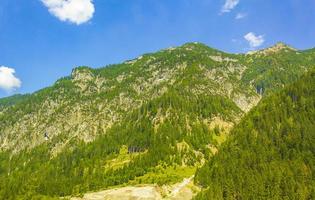 meravigliosa montagna boscosa e panorama alpino in carinzia austria.