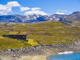 vavatn lago panorama paesaggio capanne montagne innevate hemsedal norvegia.