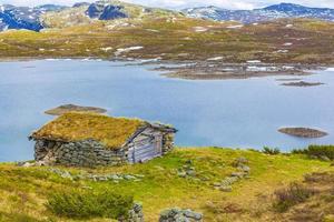 vavatn lago panorama paesaggio capanne montagne innevate hemsedal norvegia. foto