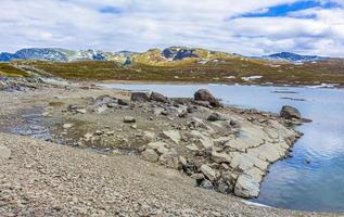 vavatn lago panorama paesaggio massi montagne hemsedal norvegia. foto