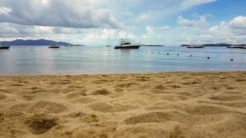 spiaggia di bophut con barche su koh samui in thailandia.