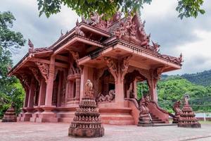 wat sila ngu il tempio rosso ratchathammaram koh samui, thailandia.