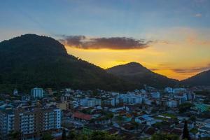 bellissima alba colorata sulle montagne angra dos reis brasile. foto