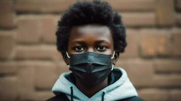 un' nero ragazzo indossare protettivo maschera covid 19 maschera foto