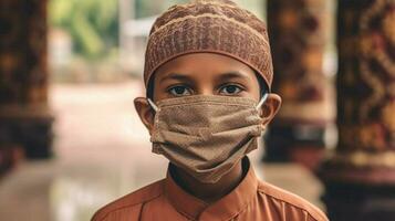 un' musulmano ragazzo indossare protettivo maschera covid 19 mas foto