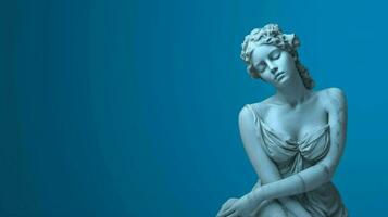 un' statua di un' ragazza con un' blu sfondo foto