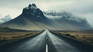 un vuoto strada con montagne nel il sfondo foto