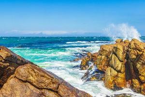 paesaggio costiero roccioso a false bay, città del capo, sud africa foto