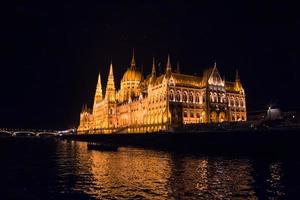 il parlamento ungherese di notte, budapest, ungheria