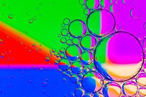 sfondo astratto di bolle di olio sulla tavolozza colorata di superficie dell'acqua foto