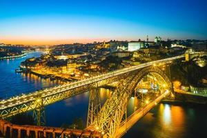 dom luiz ponte sul fiume douro a porto in portogallo di notte foto