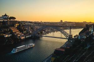 dom luiz ponte sul fiume douro a porto in portogallo al crepuscolo foto