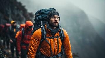 attento progresso di un' gruppo di alpinisti nel montagnoso terreno. generativo ai foto