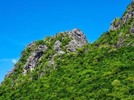 montagna rocciosa e il cielo azzurro chiaro foto