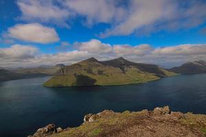 intorno alla città di klaksvik sulle isole faroe in una bella giornata estiva foto