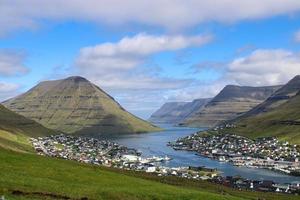 intorno alla città di klaksvik sulle isole faroe in una bella giornata estiva foto