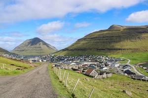 intorno alla città di klaksvik sulle isole faroe in una bella giornata estiva foto