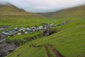 intorno al villaggio di gjogv sulle isole faroe foto