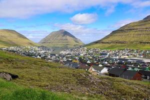 intorno alla città di klaksvik sulle isole faroe in una bella giornata estiva foto