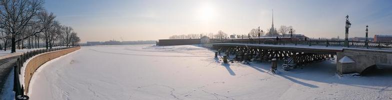 panorama invernale, vista sull'isola delle lepri e sul ponte ioannovskij foto