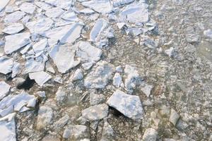 lastrone di ghiaccio rotto coperto di neve con una superficie strutturata foto