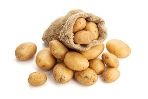 patate novelle nel sacco di tela isolato su sfondo bianco. patata cruda