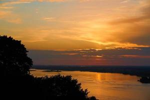 tramonto colorato sul fiume volga a nizhny novgorod, russia. foto