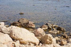 pietre sulla riva del caldo mare tropicale a creta. foto