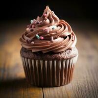 cioccolato Cupcake con crema e cioccolato patatine fritte su buio di legno sfondo foto