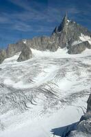 Due persone siamo escursioni a piedi su un' montagna con neve coperto montagne foto