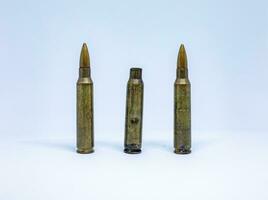 proiettile cartucce per fucile isolato su bianca sfondo. militare munizioni per pistola o fucile. foto