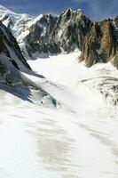 Due persone siamo escursioni a piedi su un' montagna con neve coperto montagne foto