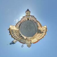 poco pianeta e sferico aereo 360 panorama Visualizza su strada antico medievale castello con Chiesa e storico edifici con colonne foto
