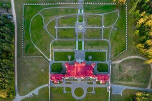 aereo Visualizza su prospiciente restauro di il storico castello o palazzo nel foresta vicino lago o fiume foto