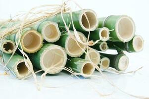 un' mazzo di bambù bastoni legato insieme con spago foto
