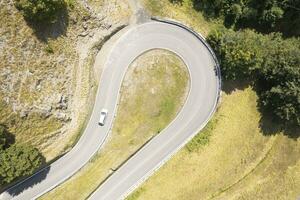 il curve di un' strada nel il montagne foto