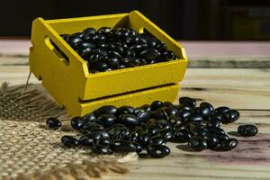 giallo scatola con brasiliano nero fagioli foto