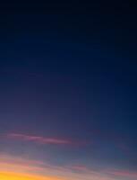tramonto con un' colorato cielo nel arancia, viola e buio blu, verticale crepuscolo nel il sera con un' bellissimo crepuscolo cielo luce del sole nel autunno foto