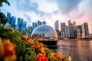 Singapore, agosto 14, 2023, galleggiante Mela memorizzare a centrale attività commerciale quartiere con tramonto cielo foto