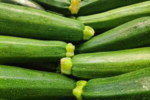 pila di zucchine su un' mercato stalla foto